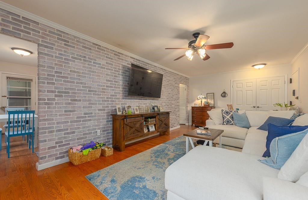 Living-room-with-brick-wall