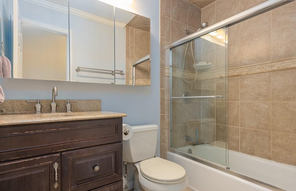 Full-bathroom-featuring-crown-molding